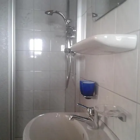ゲストハウス Haus Scharler, Kuenstlergasse 4*